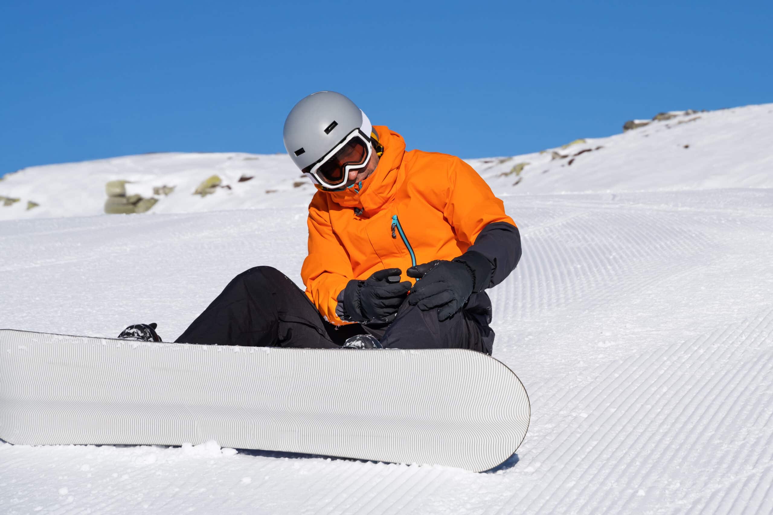 Snowboarder mit Knieschmerzen